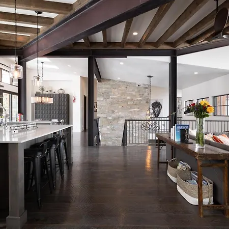 Luxury Mountain Villa, Walk To Ski Lifts, Stunning 360 Degree Views!